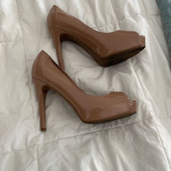 Marc fisher taupe, high heel peep toes, size 8 - Picture 2 of 5